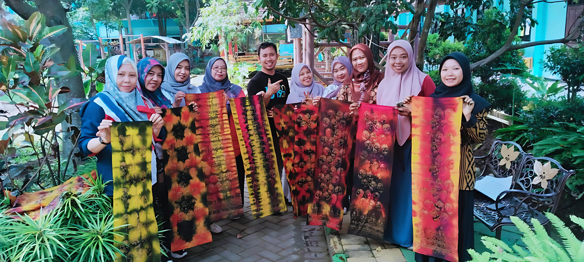 Belajar Membatik. Liburan Sekolah tetap Produktif bagi Seorang Guru SMK Negeri 7 Malang dengan Mudah dan Menyenangkan