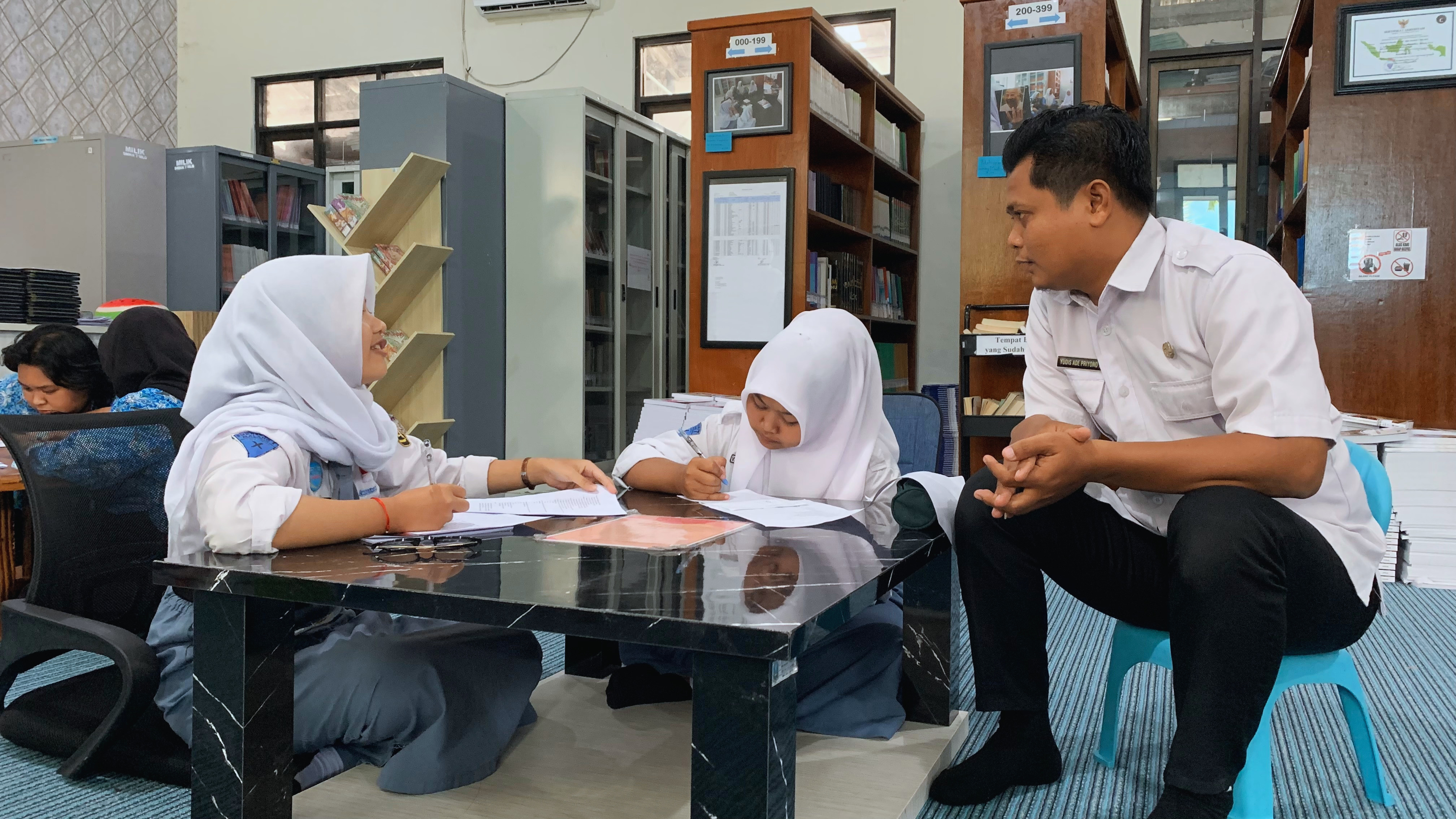 Produktif di Pekan Penilaian Sumatif Akhir Jenjang (PSAJ) 2026, Perpustakaan SMK Negeri 7 Malang Memastikan Pelayanan Tetap Optimal.